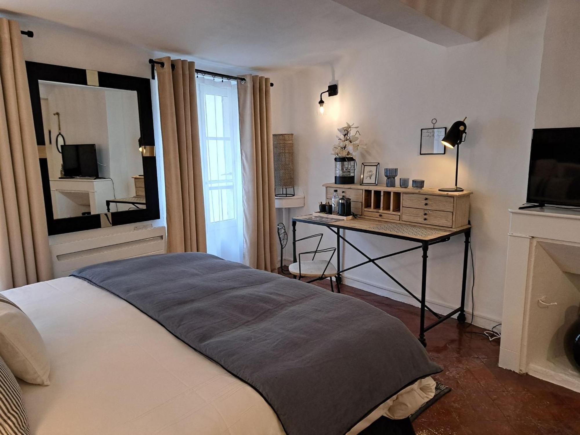 Hotel Le Patio De Sophie Сістерон Екстер'єр фото