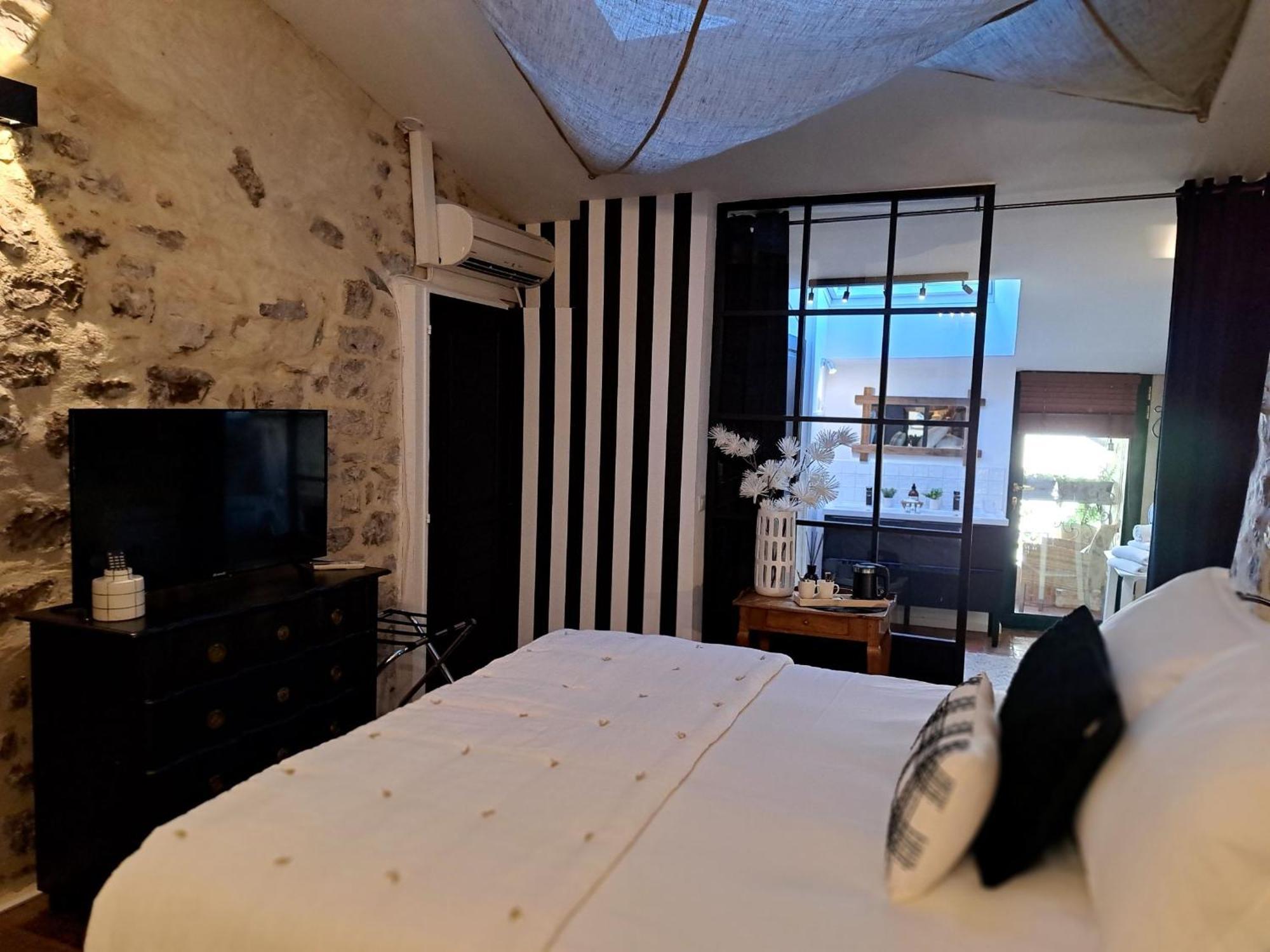 Hotel Le Patio De Sophie Сістерон Номер фото