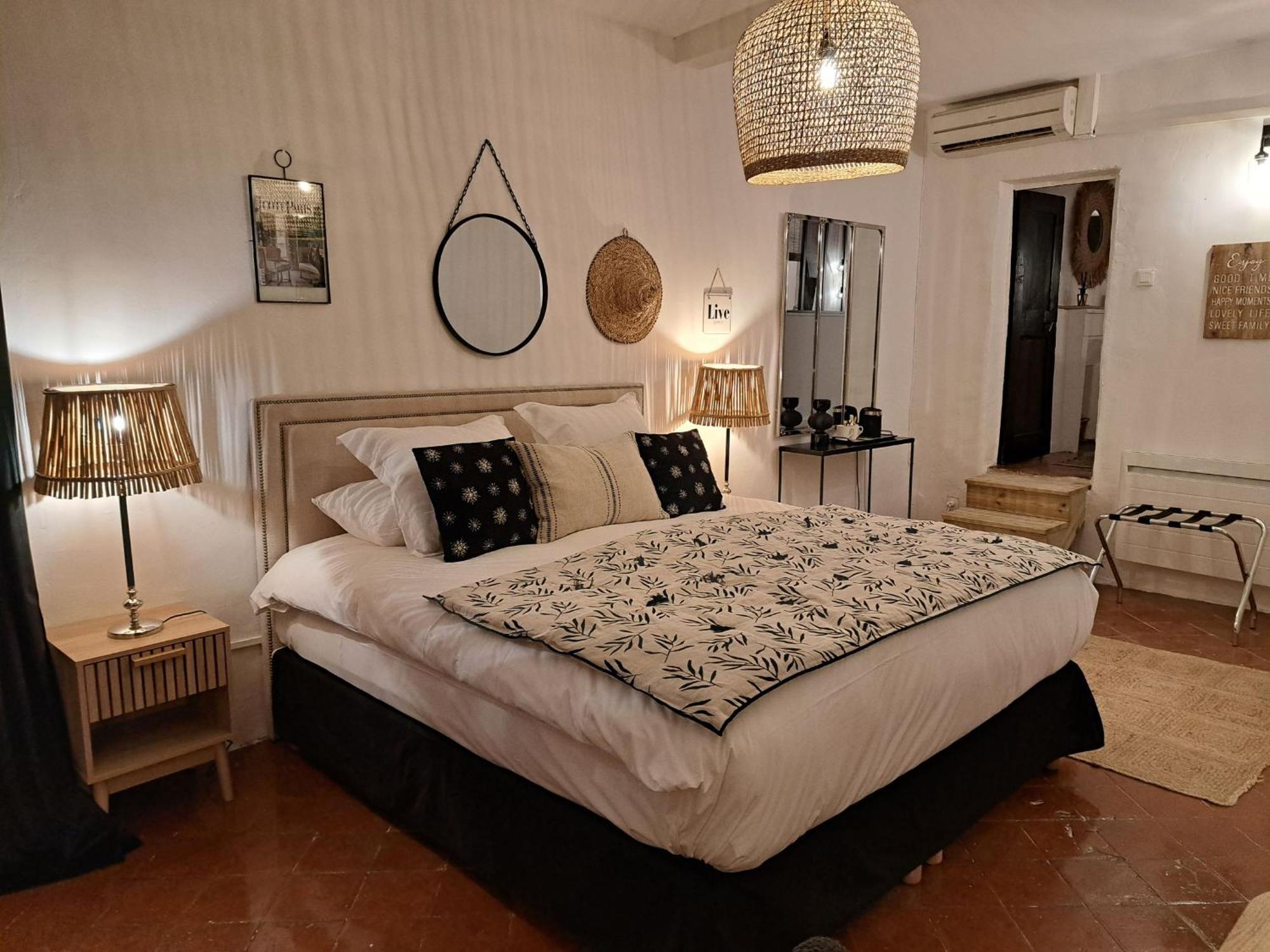 Hotel Le Patio De Sophie Сістерон Номер фото